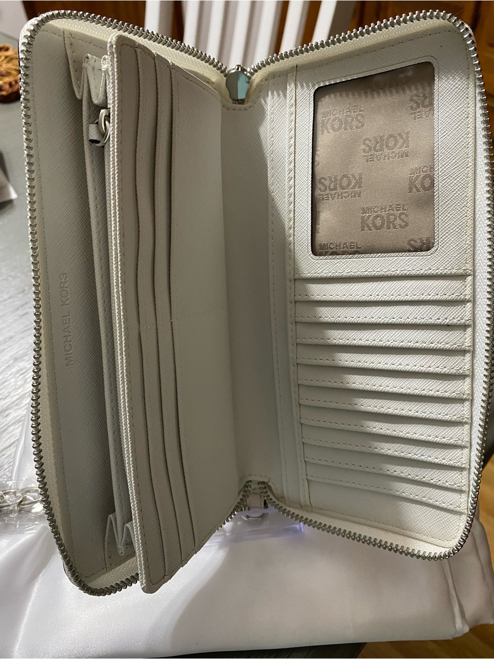 Michael Kors White Zip Around Wallet - Picture 7 of 16